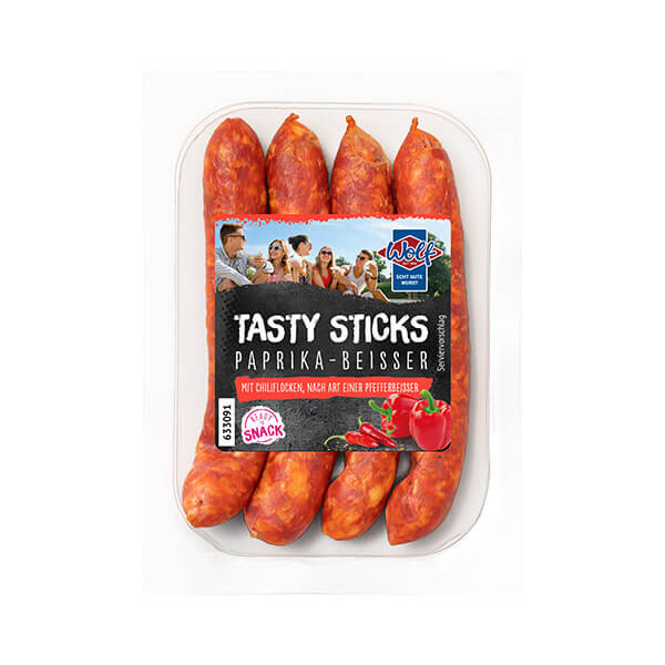 Wolf Produkt "Tasty Sticks - Paprikabeißer" in einer eckigen Verpackung.