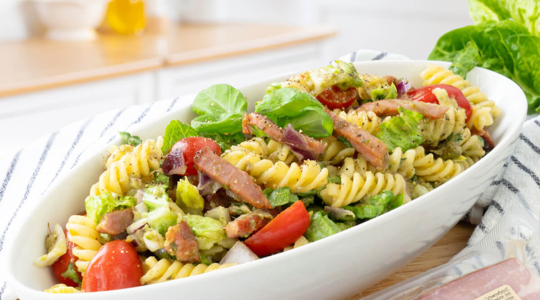 Nudelsalat mit Thüringer Schinkenspeck und Avocado Dressing