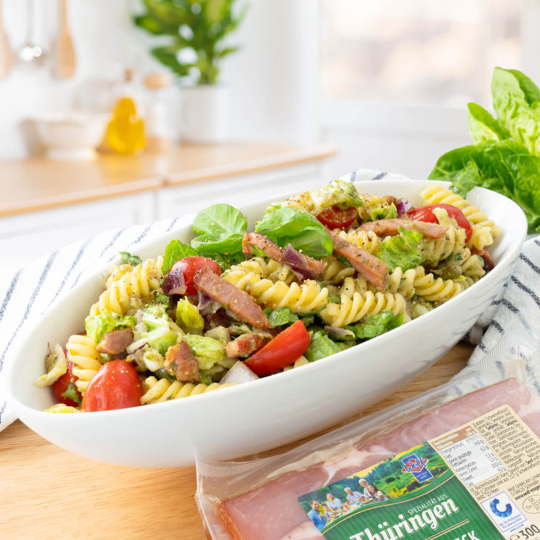 Nudelsalat mit Thüringer Schinkenspeck und Avocado Dressing