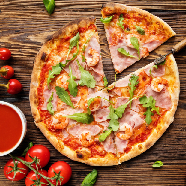 Schinken-Pizza mit Shrimps und frischem Rucola - Wolf Essgenuss GmbH