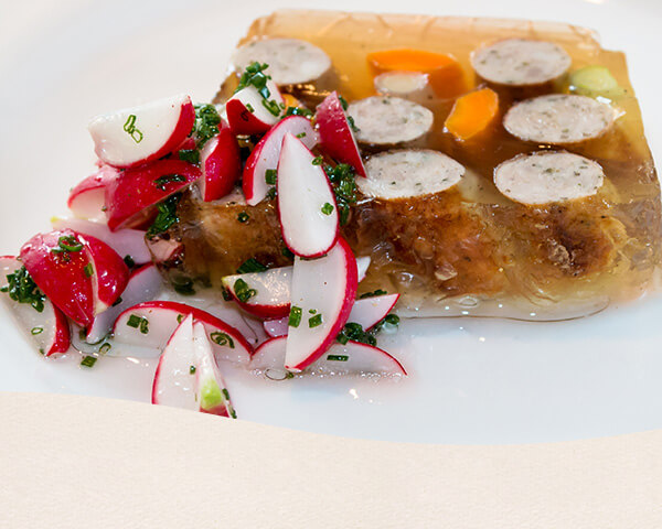 Sülze aus Nürnberger Würstchen und Radieschen Salat.