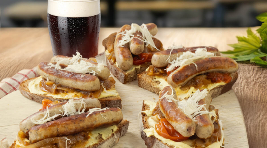 Bratwurststullen mit Original Nürnberger Rostbratwürsten und Malzbierzwiebeln