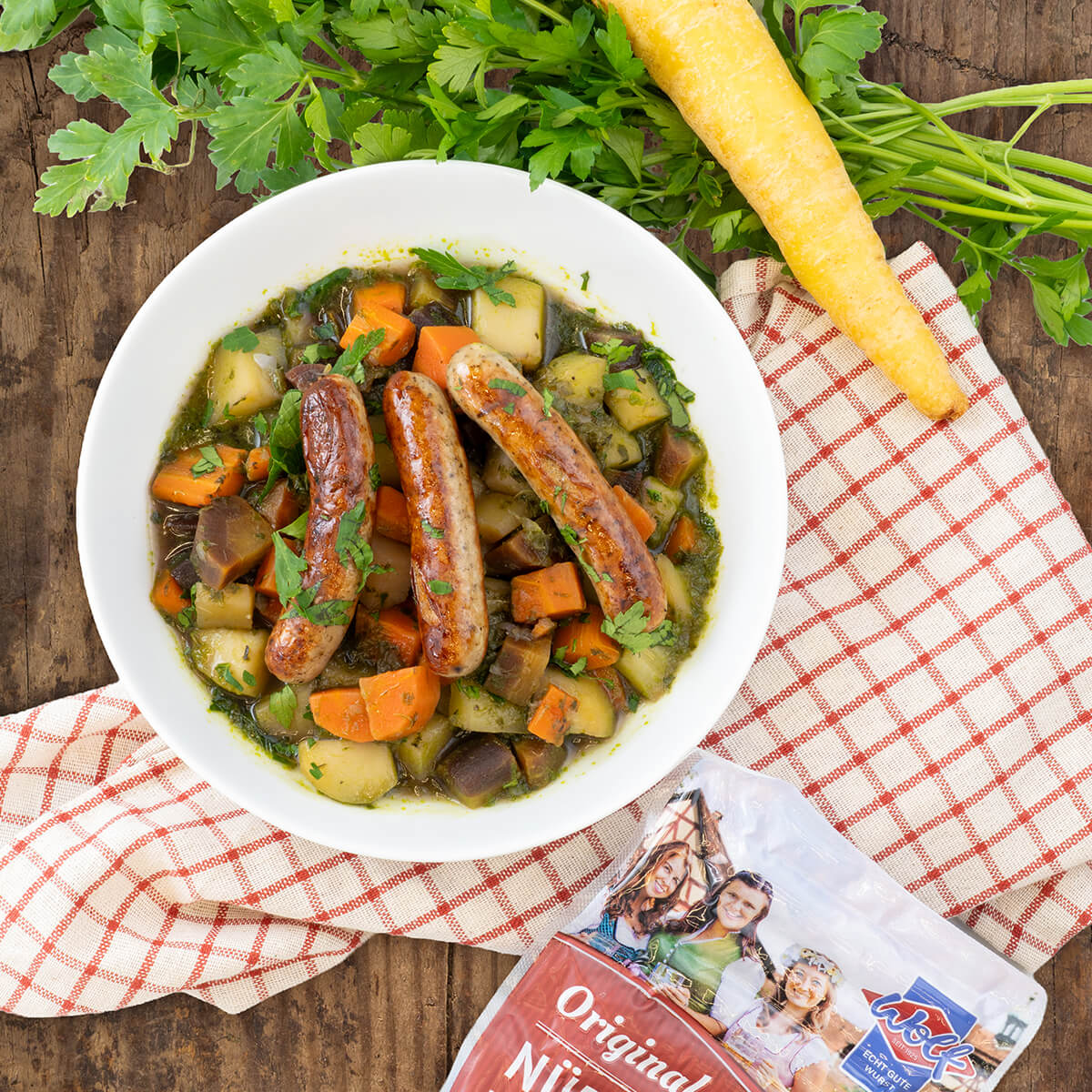 Wolf Original Nürnberger Rostbratwürste auf einem bunten Möhreneintopf