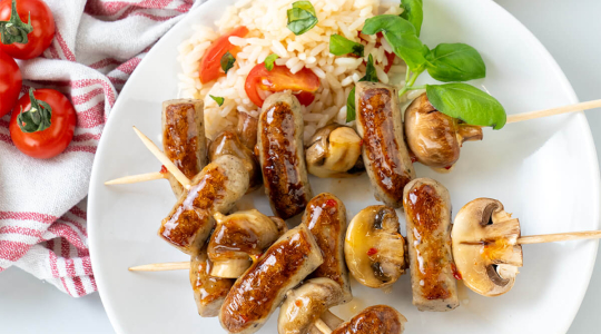 Champigongspieße mit Original Nürnberger Rostbratwürste auf Tomatenreis