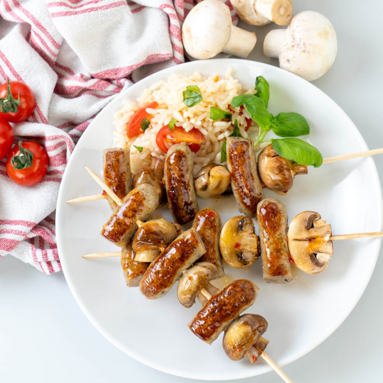 Champigongspieße mit Original Nürnberger Rostbratwürste auf Tomatenreis