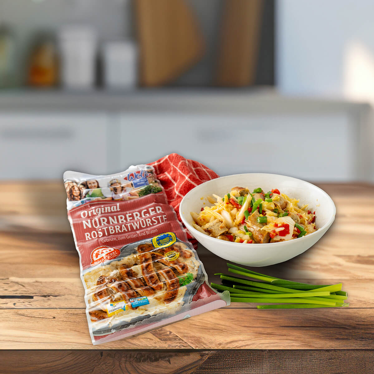 Knusprig gebratene Original Nürnberger Rostbratwürste in Chinakohl-Salat