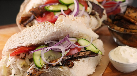 Döner mit marinierter Thüringer Rostbratwurst und Gemüse