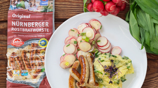 Original Nürnberger Rostbratwürste mit Bärlauch-Kartoffelstampf und Radieschensalat
