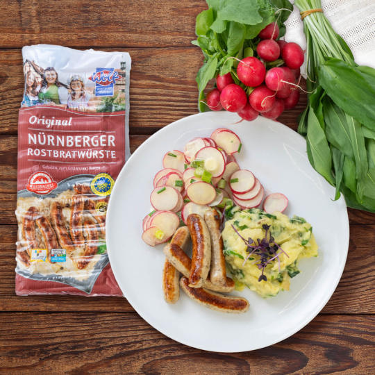 Original Nürnberger Rostbratwürste mit Bärlauch-Kartoffelstampf und Radieschensalat