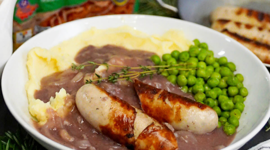 Thüringer Rostbratwürste auf Zwiebelsoße und Kartoffelbrei mit Erbsen