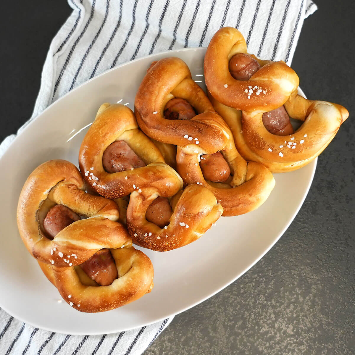 Snack aus Breze und Mini Berner Würstchen