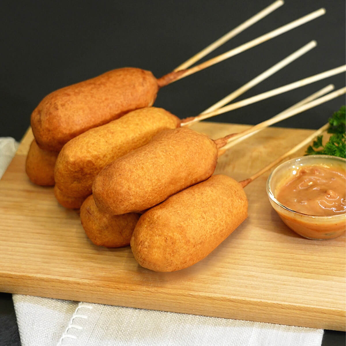 CornDog gefüllt mit Mini Berner Würstchen auf einem Spieß