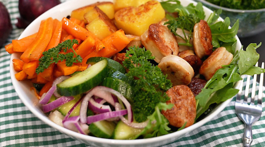 Sommerbowl mit Salat, gebratenen Thüringer und Herzelinos,