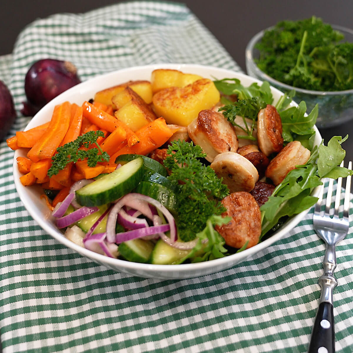 Sommerbowl mit Salat, gebratenen Thüringer und Herzelinos,