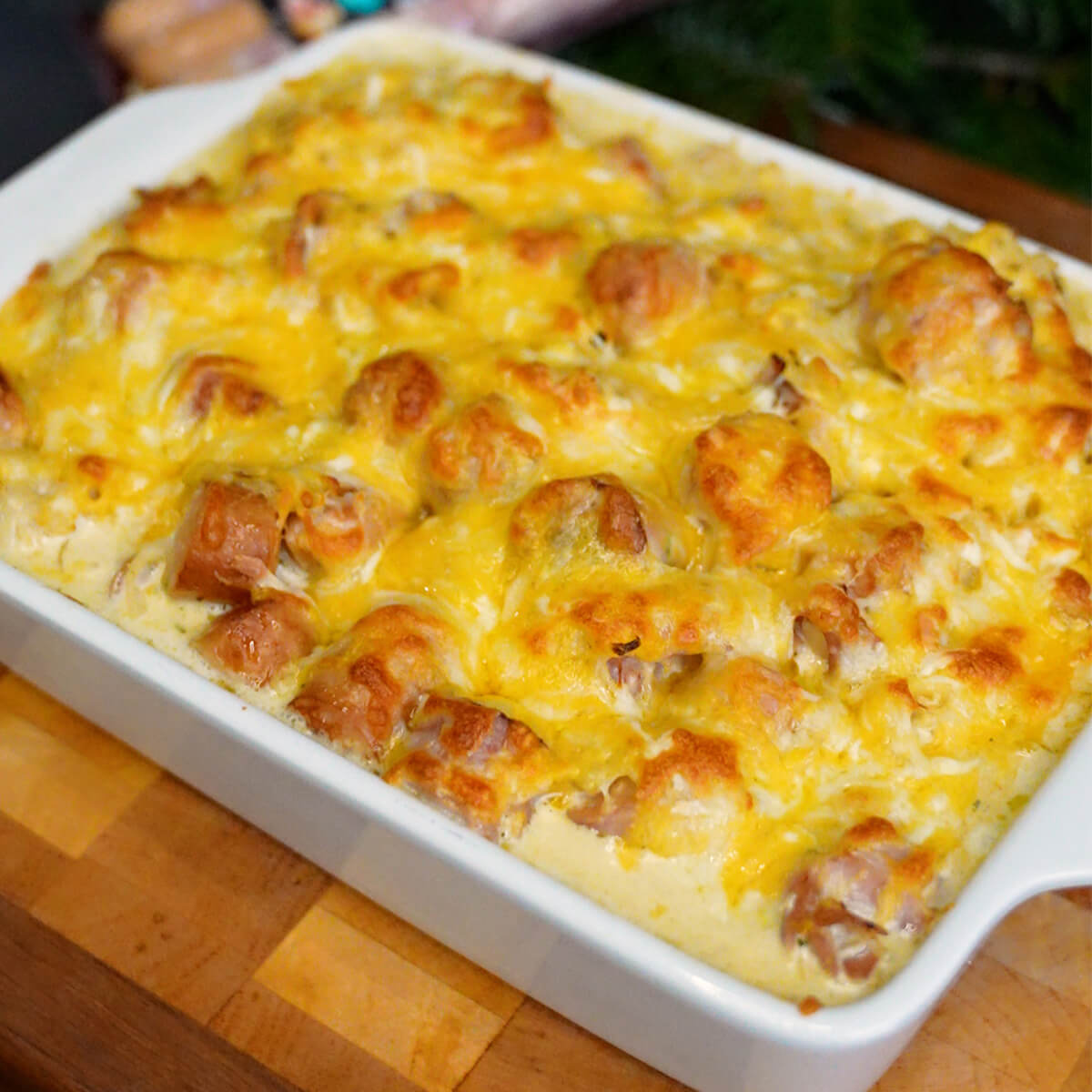 Auflaufform mit Berner Würstchen, Sauerkraut, Soße und Käse überbacken