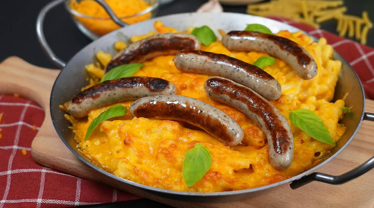 Mac and Cheese mit Original Nürnberger Rostbratwürste oben drauf