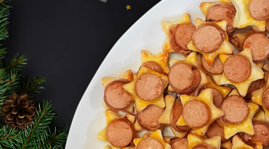 Berner Würstchen Stücke auf sternförmigen Teig serviert.