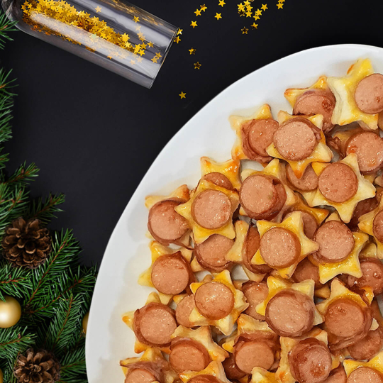 Berner Würstchen Stücke auf sternförmigen Teig serviert.