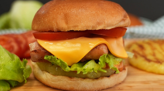 Burger mit Wolf Mini Berner Würstchen, Roundies von Burgis, Käse und Salat