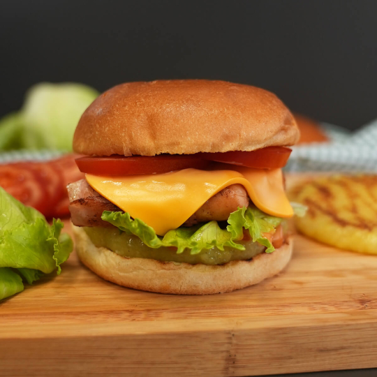 Burger mit Wolf Mini Berner Würstchen, Roundies von Burgis, Käse und Salat