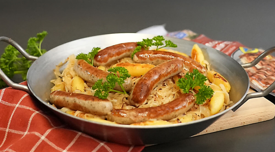 Schupfnudeln mit Sauerkraut und Original Nürnberger Rostbratwürste in einer Pfanne