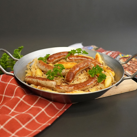 Schupfnudeln mit Sauerkraut und Original Nürnberger Rostbratwürste in einer Pfanne