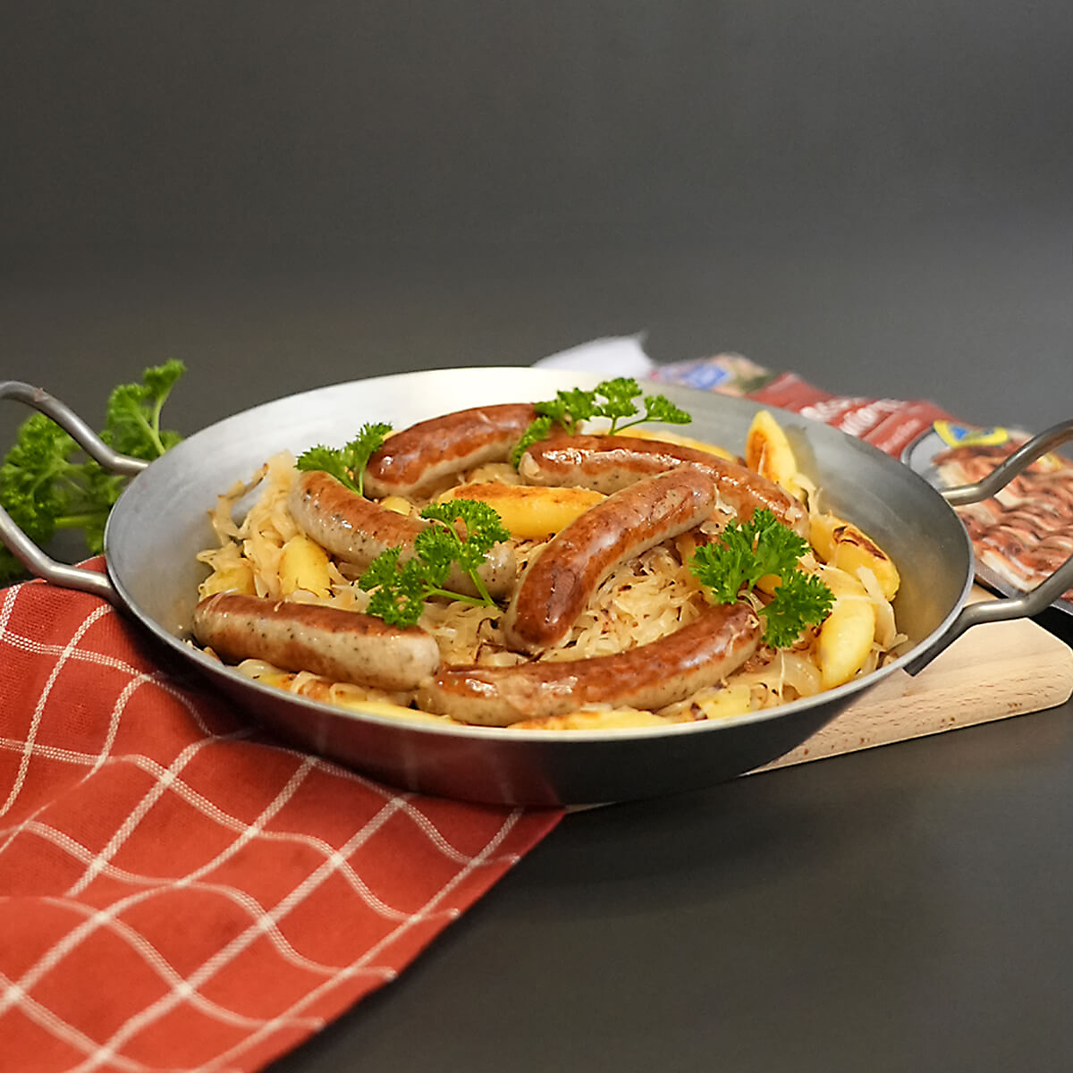 Schupfnudeln mit Sauerkraut und Original Nürnberger Rostbratwürste in einer Pfanne