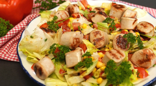 Sommersalat mit gebratenen Thüringer, Mais und Tomaten.