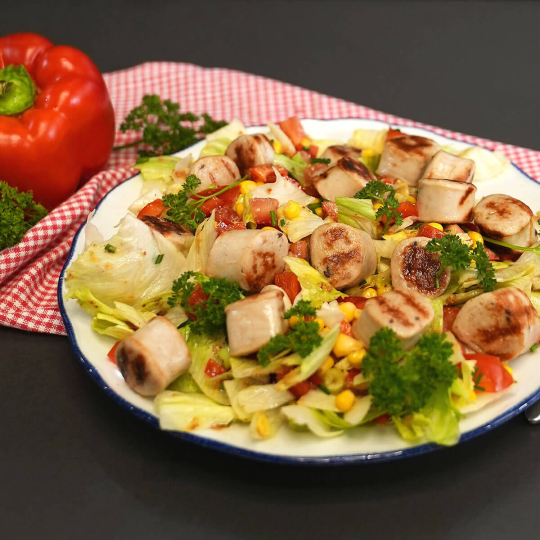 Sommersalat mit gebratenen Thüringer, Mais und Tomaten.