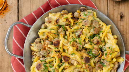 Spätzlepfanne mit Original Nürnberger Rostbratwürste in Stücke