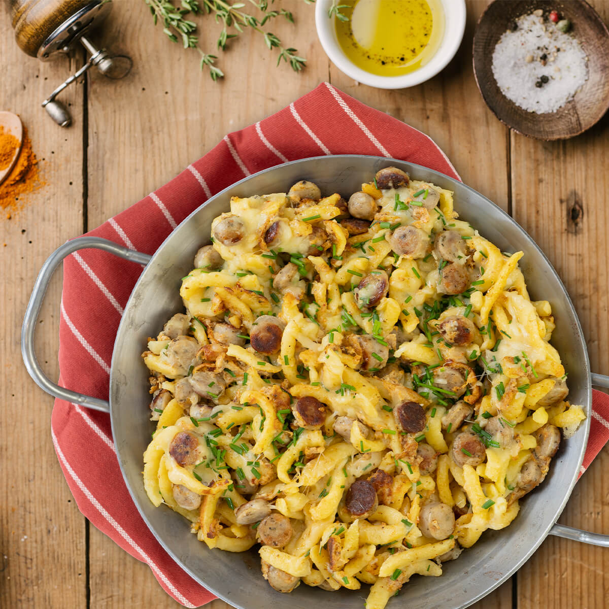 Spätzlepfanne mit Original Nürnberger Rostbratwürste in Stücke