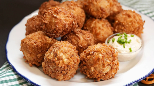 Panierte Bällchen aus Thüringer Rostbratwurst und Sauerkraut