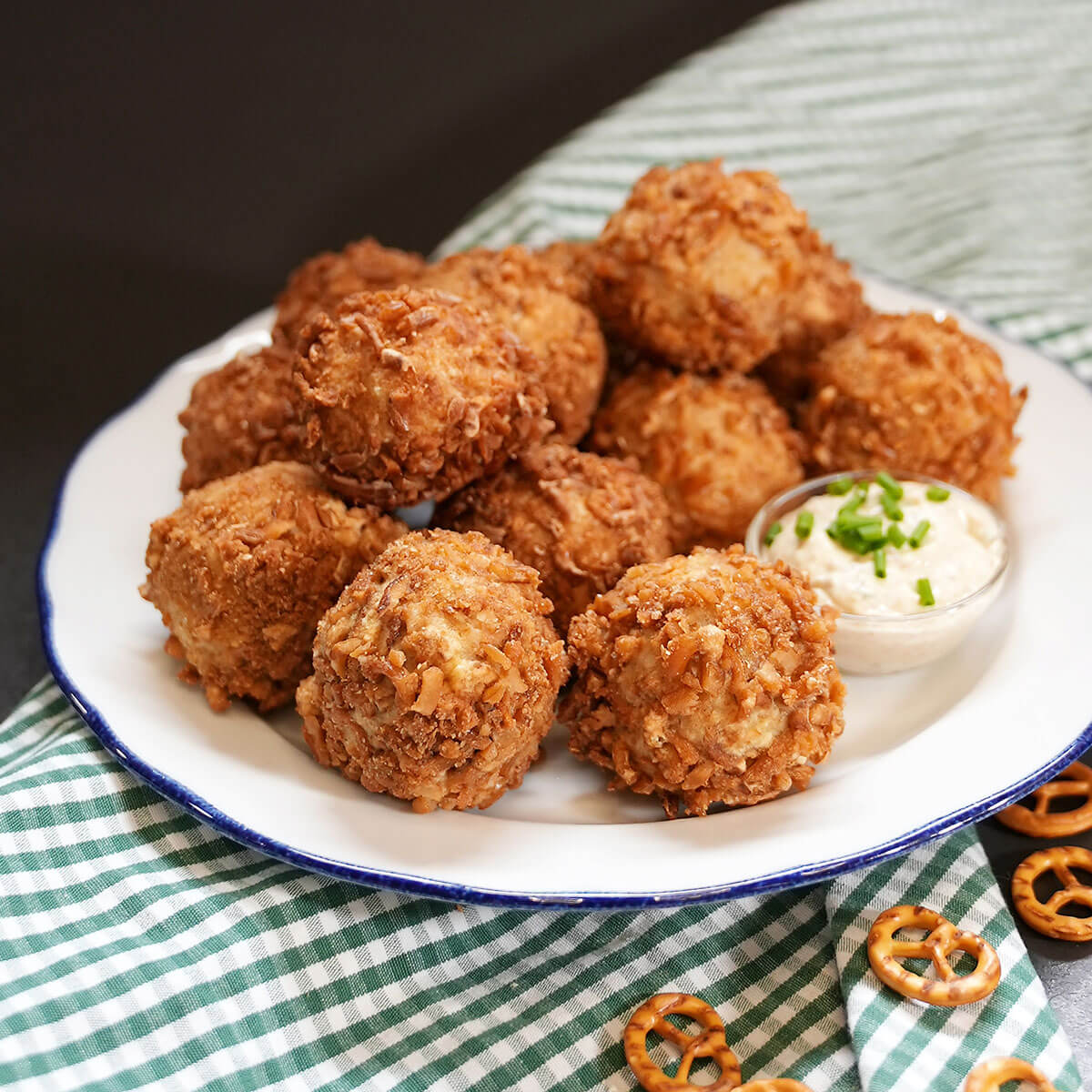 Panierte Bällchen aus Thüringer Rostbratwurst und Sauerkraut