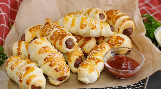 Wandersnack aus Nürnberger Rostbratwurst und Mini Berner Würstchen im Blätterteigmantel