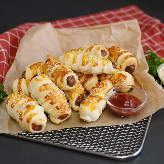 Wandersnack aus Nürnberger Rostbratwurst und Mini Berner Würstchen im Blätterteigmantel