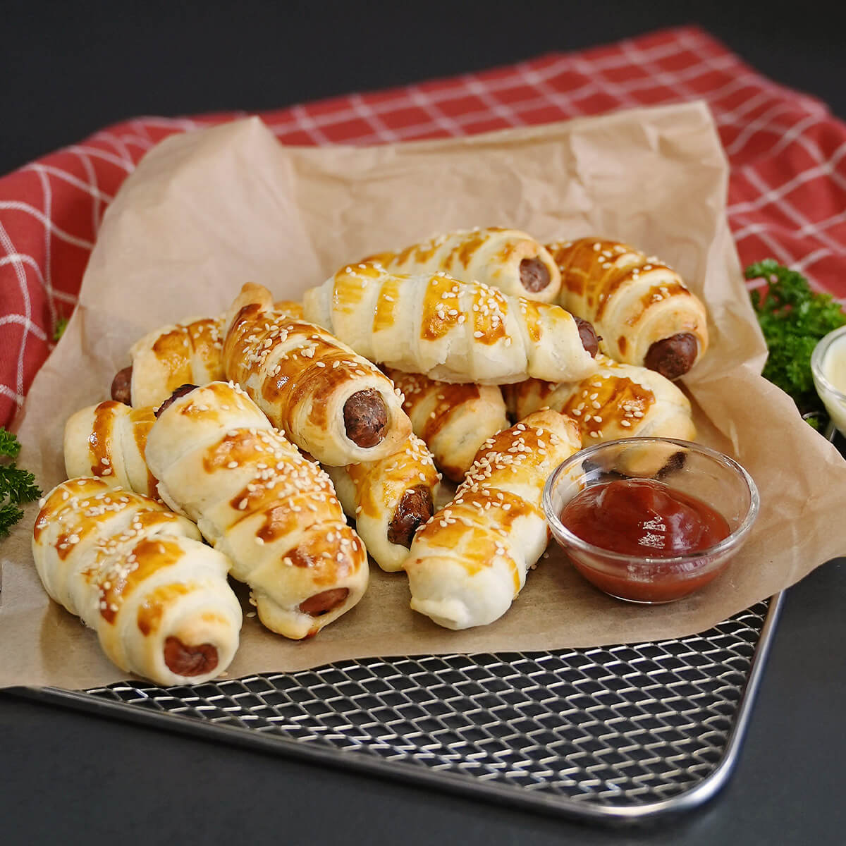 Wandersnack aus Nürnberger Rostbratwurst und Mini Berner Würstchen im Blätterteigmantel