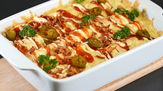 Wrap-Auflauf gefüllt mit Thüringer Rostbratwurst und Berner Würstchen, mit Käse überbacken