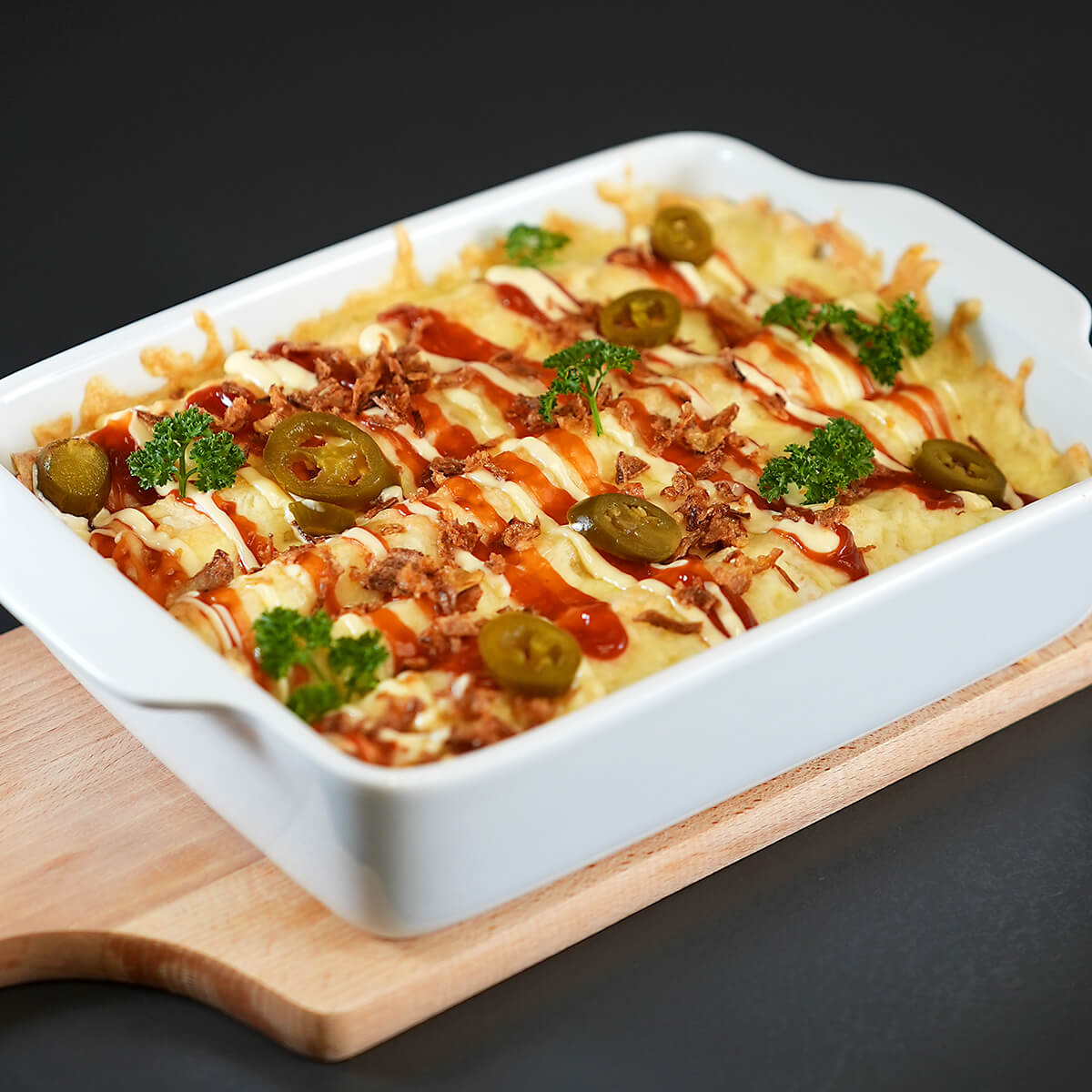 Wrap-Auflauf gefüllt mit Thüringer Rostbratwurst und Berner Würstchen, mit Käse überbacken