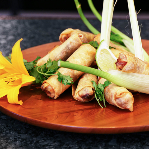 Frühlingsrolle gefüllt mit Nürnberger.