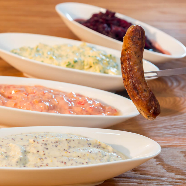 Nürnberger Würstchen mit vier verschiedenen Dips.