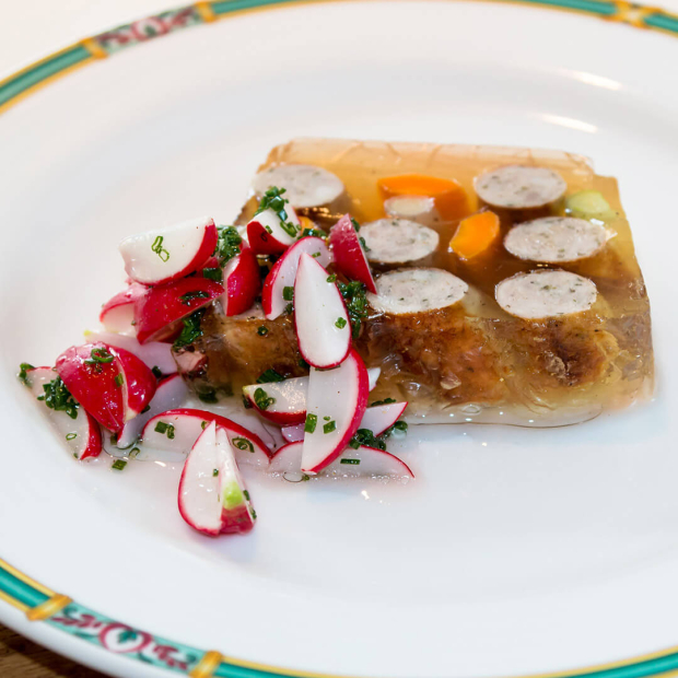 Sülze aus Nürnberger Würstchen und Radieschen Salat.