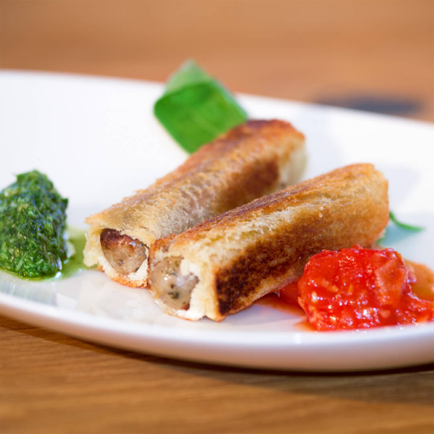 Nürnberger in Tramezzini eingerollt und angebraten, dazu Pesto und Tomatensoße.
