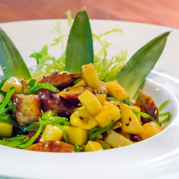 Exotischer Wurstsalat aus Nürnberger, Mango, Salat.
