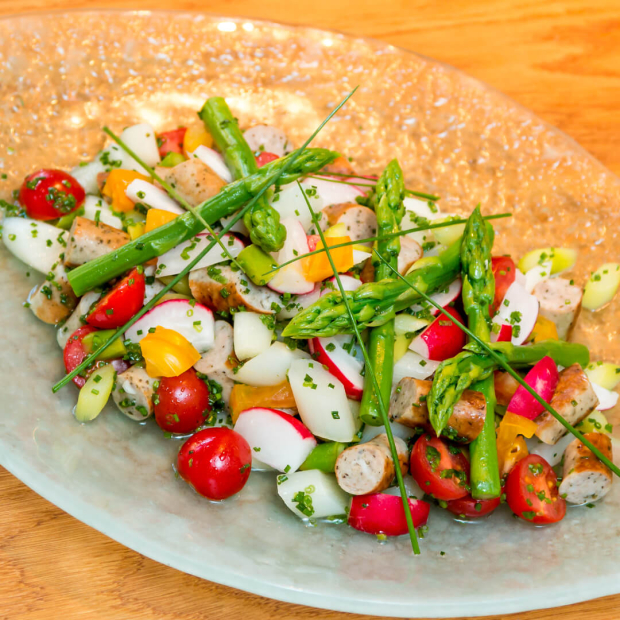 Spargelsalat mit Nürnberger, Tomaten und Radieschen.
